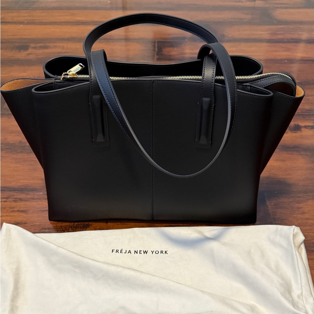 Freja New York Paloma Tote in Black